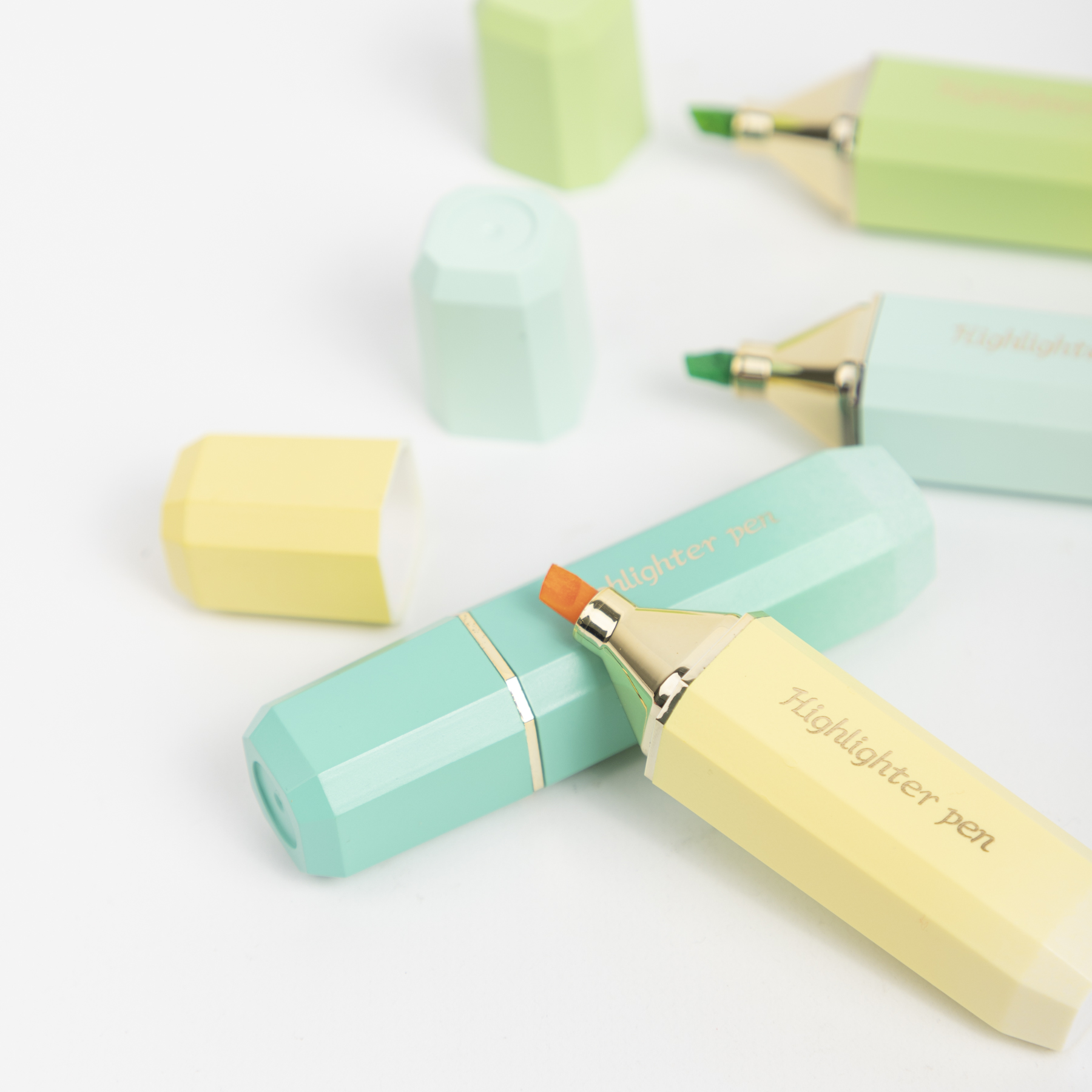 MINI RESALTADOR ESTILO LABIAL 4PCS