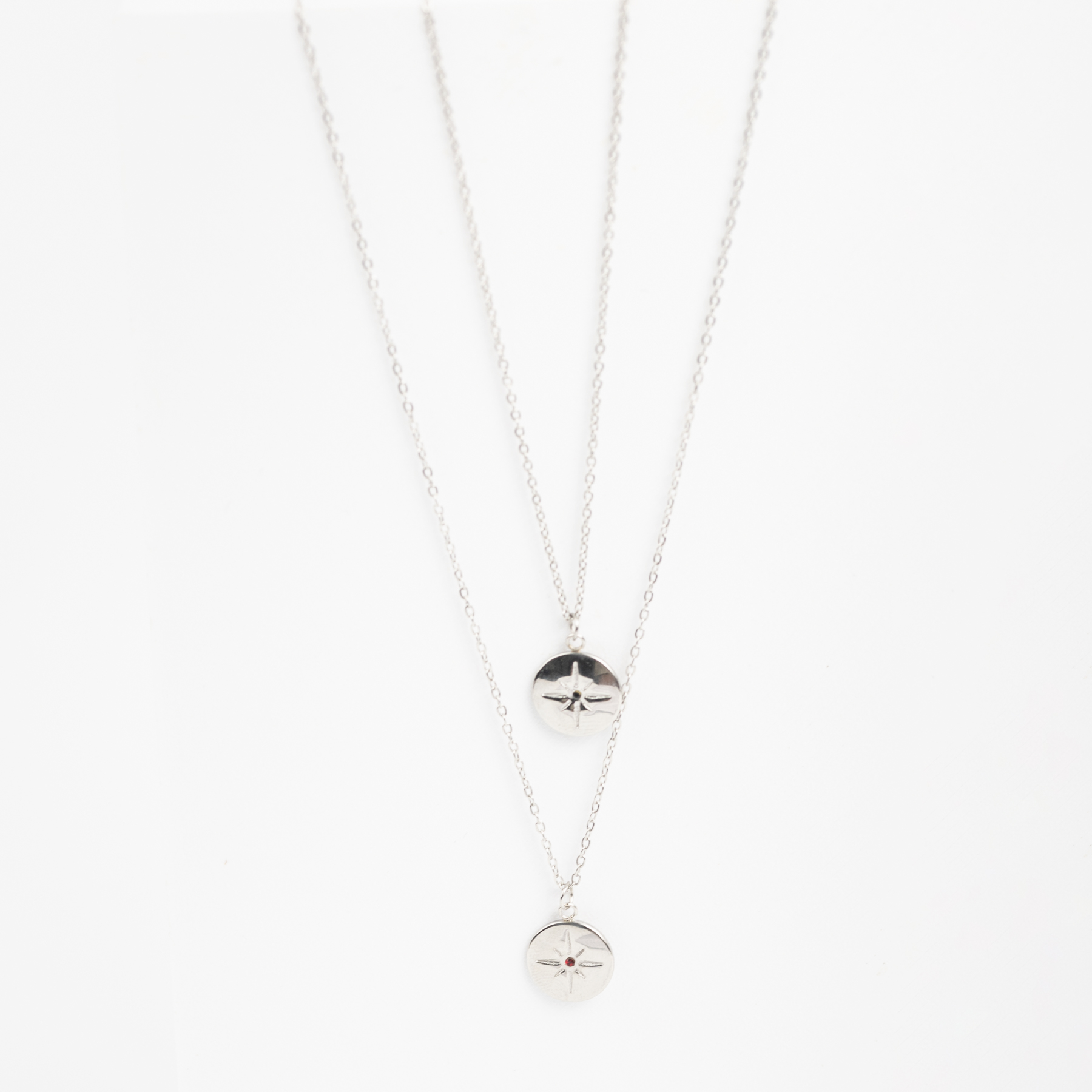 COLLAR CON DIJE PLATEADO