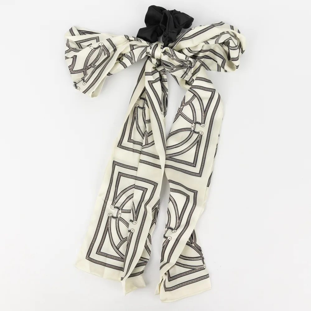 COLITA CON PAÑUELO DE SEDA ESTAMPADO