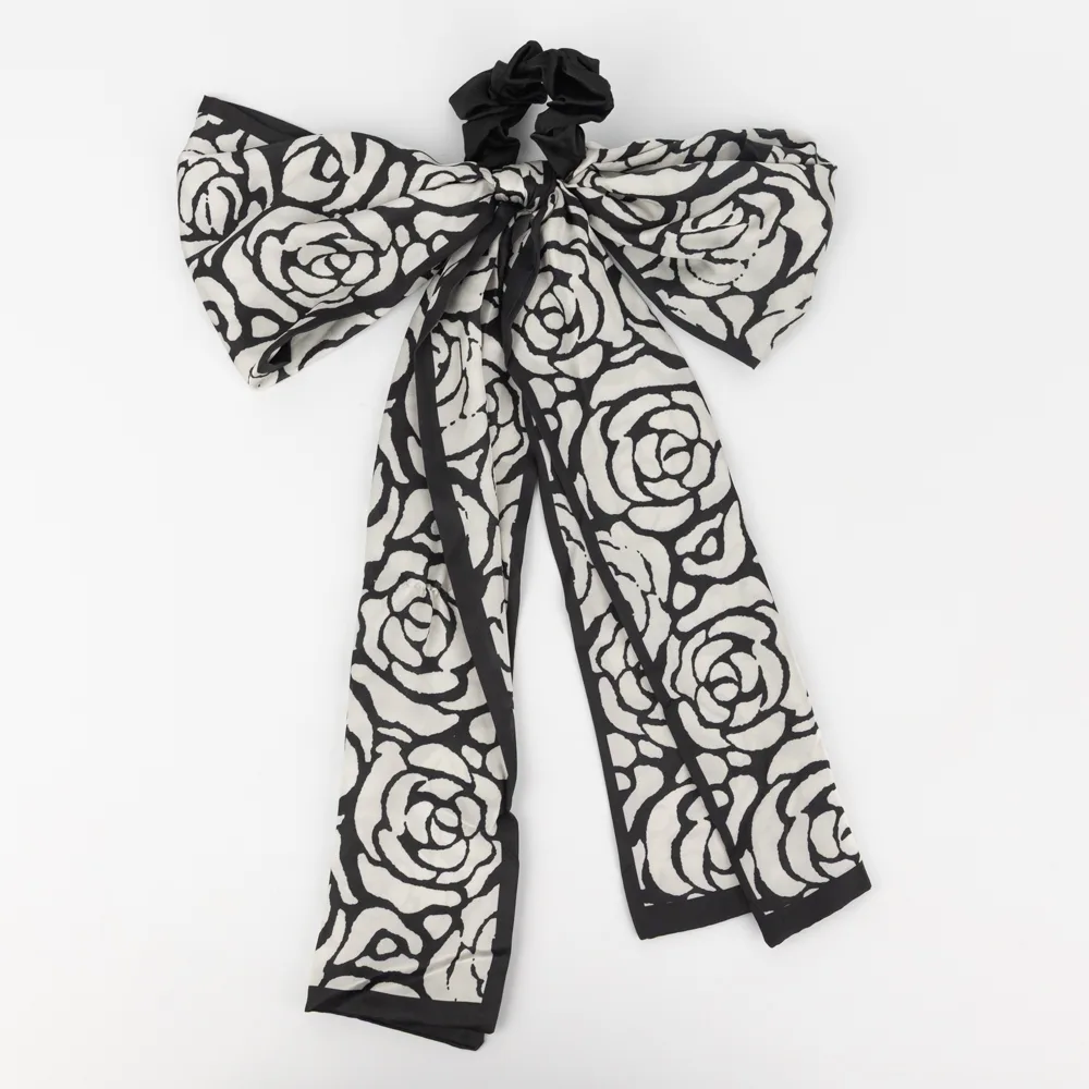 COLITA CON PAÑUELO DE SEDA ESTAMPADO